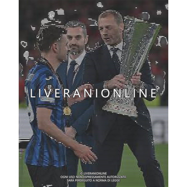 TVRG Atalanta vs Bayer Leverkusen nella foto Aleksander Ceferin presidente UEFA consegna la coppa a Berat Djimsiti (Atalanta) Dublino (IRL) 22-05-2024 Dublin Arena Finale UEFA Europa League foto Roberto Garavaglia/Agenzia Aldo Liverani sas