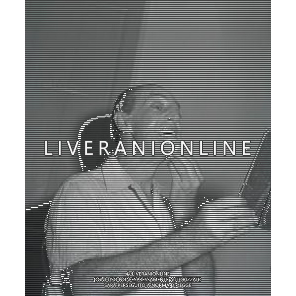 NEG-RETROSPETTIVA ANTONIO DE CURTIS IN ARTE TOTO\' NELLA FOTO ANTONIO DE CURTIS IN ARTE TOTO\' MENTRE SI FA\' LA BARBA A ROMA ANNO 1950 FOTO SANDRO VESPASIANI-AG ALDO LIVERANI SAS