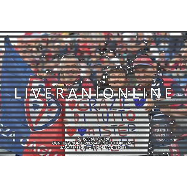 26-5-2024. Cagliari calcio-A.C.F. Fiorentina 38° giornata campionato calcio italiano Serie A 2023/2024, stadio Unipol Domus Cagliari. Foto Salvatore Moi/Agenzia Aldo Liverani s.as. Nella foto:Tifosi del Cagliari in casa, nella curva sud dello stadio Unipol Domus di Cagliari - striscione per Ranieri ©MOI SALVATORE / AGENZIA ALDO LIVERANI SAS