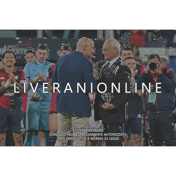 26-5-2024. Cagliari calcio-A.C.F. Fiorentina 38° giornata campionato calcio italiano Serie A 2023/2024, stadio Unipol Domus Cagliari. Foto Salvatore Moi/Agenzia Aldo Liverani s.as. Nella foto: Tommaso Giulini presidente Cagliari calcio, premia Claudio Ranieri allenatore Cagliari ©MOI SALVATORE / AGENZIA ALDO LIVERANI SAS