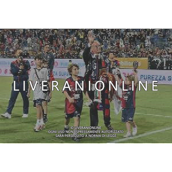 26-5-2024. Cagliari calcio-A.C.F. Fiorentina 38° giornata campionato calcio italiano Serie A 2023/2024, stadio Unipol Domus Cagliari. Foto Salvatore Moi/Agenzia Aldo Liverani s.as. Nella foto: Claudio Ranieri allenatore Cagliari saluta i tifosi a fine gara ©MOI SALVATORE / AGENZIA ALDO LIVERANI SAS