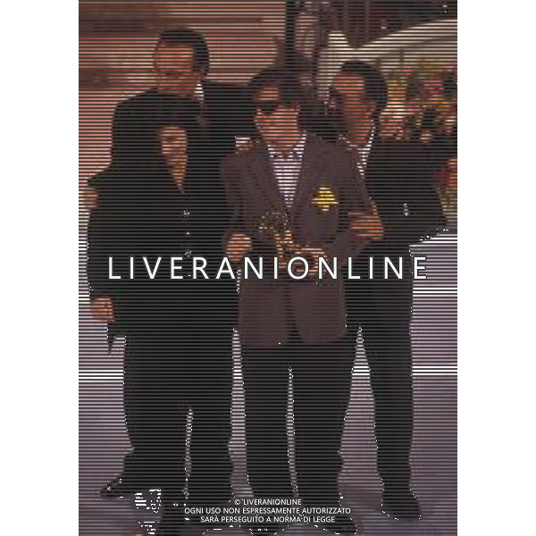 DIAP-RETROSPETTIVA ALEANDRO BALDI CANTANTE  NELLA FOTO ALEANDRO BALDI CON GIORGIO FALETTI E LAURA PAUSINI AL FESTIVAL DI SANREMO NELL\'ANNO 1994 AG ALDO LIVERANI SAS  