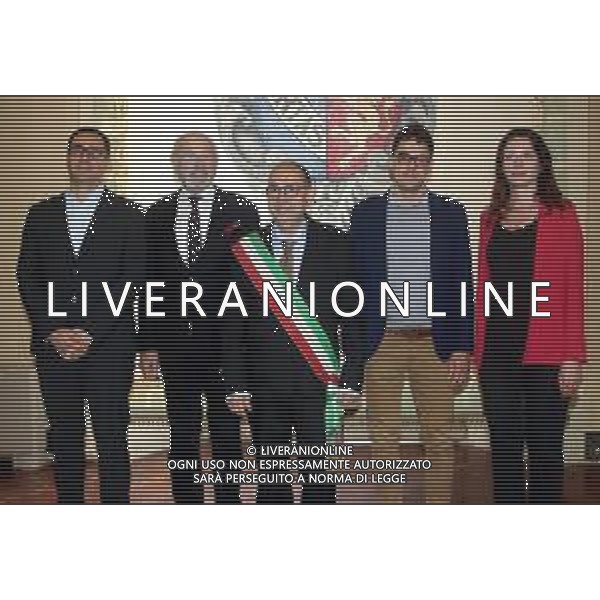 IMOLA 24 05 2024 CITTADINANZA ONORARIA DELLA CITTA\' DI IMOLA CONFERITA A JULIAN ASSANGE: CONSEGNATA AL PADRE, JOHN SHIPTON NELLA FOTO ROBERTO VISANI PRESIDENTE DEL CONSIGLIO COMUNALE, JOHN SHIPTON PADRE DI JULIAN ASSANGE, VICE SINDACO FABRIZIO CASTELLARI ASSESSORE GIACOMO GAMBI ©SANNA / AGENZIA ALDO LIVERANI SAS