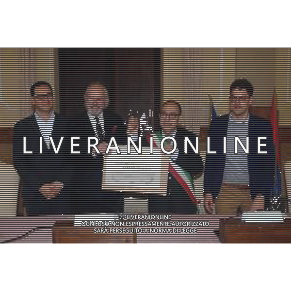 IMOLA 24 05 2024 CITTADINANZA ONORARIA DELLA CITTA\' DI IMOLA CONFERITA A JULIAN ASSANGE: CONSEGNATA AL PADRE, JOHN SHIPTON NELLA FOTO ROBERTO VISANI PRESIDENTE DEL CONSIGLIO COMUNALE, JOHN SHIPTON PADRE DI JULIAN ASSANGE, VICE SINDACO FABRIZIO CASTELLARI ASSESSORE GIACOMO GAMBI ©SANNA / AGENZIA ALDO LIVERANI SAS