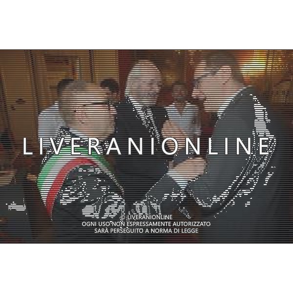 IMOLA 24 05 2024 CITTADINANZA ONORARIA DELLA CITTA\' DI IMOLA CONFERITA A JULIAN ASSANGE: CONSEGNATA AL PADRE, JOHN SHIPTON NELLA FOTO VICE SINDACO FABRIZIO CASTELLARI, JOHN SHIPTON E ROBERTO VISANI PRESIDENTE DEL CONSIGLIO COMUNALE ©SANNA / AGENZIA ALDO LIVERANI SAS