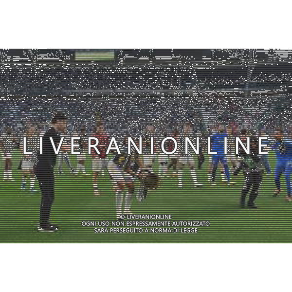 TVMV-Torino 25.05.2024 Allianz Stadium ©Manuela Viganti/Agenzia Aldo Liverani Juventus vs Monza Campionato Calcio Serie A TIM 2023/2024 38a giornata Nella foto: danilo e la juventus festeggiano la vittoira della coppa italia con i tifosi ©Viganti / AGENZIA ALDO LIVERANI SAS