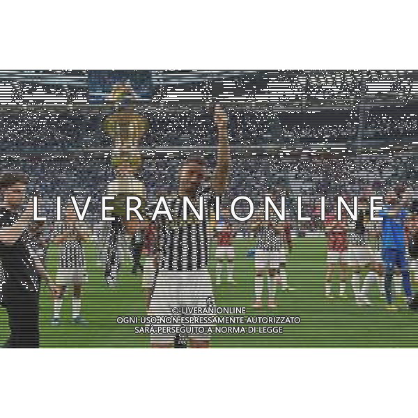 TVMV-Torino 25.05.2024 Allianz Stadium ©Manuela Viganti/Agenzia Aldo Liverani Juventus vs Monza Campionato Calcio Serie A TIM 2023/2024 38a giornata Nella foto: danilo festeggia la vittoira della coppa italia con i tifosi ©Viganti / AGENZIA ALDO LIVERANI SAS