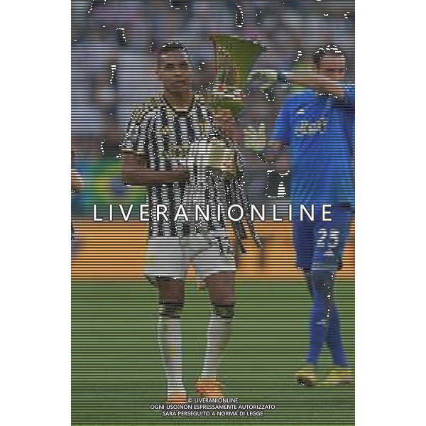 TVMV-Torino 25.05.2024 Allianz Stadium ©Manuela Viganti/Agenzia Aldo Liverani Juventus vs Monza Campionato Calcio Serie A TIM 2023/2024 38a giornata Nella foto: alex sandro festeggia con i tifosi la vittoria della coppa italia ©Viganti / AGENZIA ALDO LIVERANI SAS