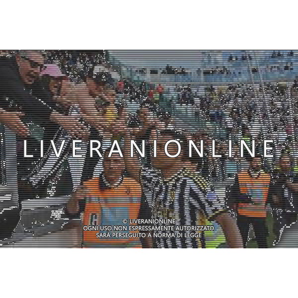 TVMV-Torino 25.05.2024 Allianz Stadium ©Manuela Viganti/Agenzia Aldo Liverani Juventus vs Monza Campionato Calcio Serie A TIM 2023/2024 38a giornata Nella foto: alex sandro sotto la curva saluta i tifosi ©Viganti / AGENZIA ALDO LIVERANI SAS