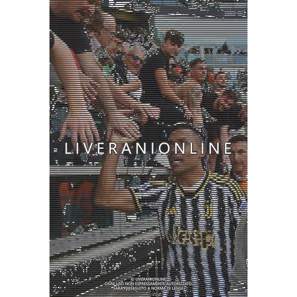 TVMV-Torino 25.05.2024 Allianz Stadium ©Manuela Viganti/Agenzia Aldo Liverani Juventus vs Monza Campionato Calcio Serie A TIM 2023/2024 38a giornata Nella foto: alex sandro sotto la curva saluta i tifosi ©Viganti / AGENZIA ALDO LIVERANI SAS