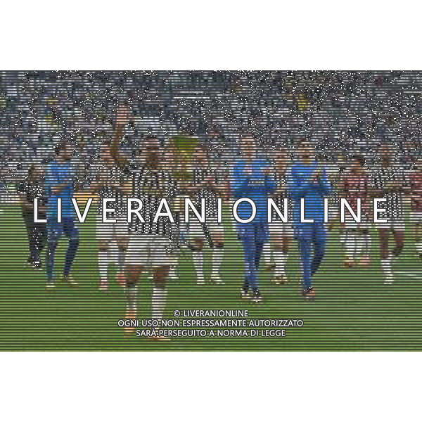 TVMV-Torino 25.05.2024 Allianz Stadium ©Manuela Viganti/Agenzia Aldo Liverani Juventus vs Monza Campionato Calcio Serie A TIM 2023/2024 38a giornata Nella foto: alex sandro e la juventus festeggiano la vittoria della coppa italia con i tifosi ©Viganti / AGENZIA ALDO LIVERANI SAS