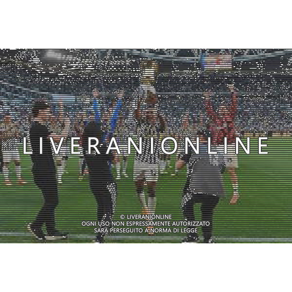 TVMV-Torino 25.05.2024 Allianz Stadium ©Manuela Viganti/Agenzia Aldo Liverani Juventus vs Monza Campionato Calcio Serie A TIM 2023/2024 38a giornata Nella foto: alex sandro e la juventus festeggiano la vittoria della coppa italia con i tifosi ©Viganti / AGENZIA ALDO LIVERANI SAS