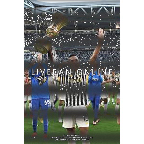 TVMV-Torino 25.05.2024 Allianz Stadium ©Manuela Viganti/Agenzia Aldo Liverani Juventus vs Monza Campionato Calcio Serie A TIM 2023/2024 38a giornata Nella foto: alex sandro e la juventus festeggiano la vittoria della coppa italia con i tifosi ©Viganti / AGENZIA ALDO LIVERANI SAS