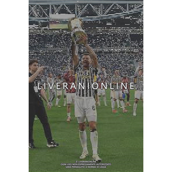 TVMV-Torino 25.05.2024 Allianz Stadium ©Manuela Viganti/Agenzia Aldo Liverani Juventus vs Monza Campionato Calcio Serie A TIM 2023/2024 38a giornata Nella foto: danilo e la juventus festeggiano la vittoria della coppa italia con i tifosi ©Viganti / AGENZIA ALDO LIVERANI SAS