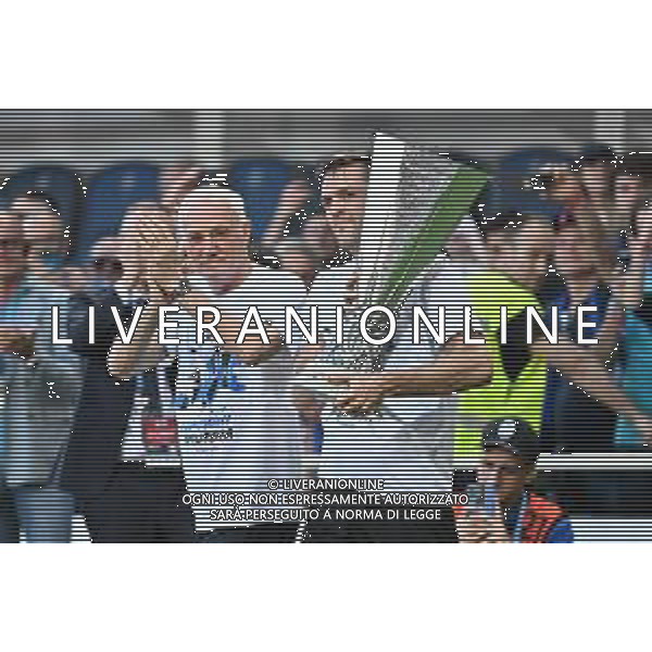 TVRG Atalanta vs Torino nella foto Antonio Percassi presidente Atalanta SX Rafael Toloi (Atalanta) DX a fine gara con la coppa trofeo europa league Bergamo 26-05-2024 Gewiss Stadium Campionato Serie A TIM - 38a giornata foto Roberto Garavaglia/Agenzia Aldo Liverani sas/ AGENZIA ALDO LIVERANI SAS