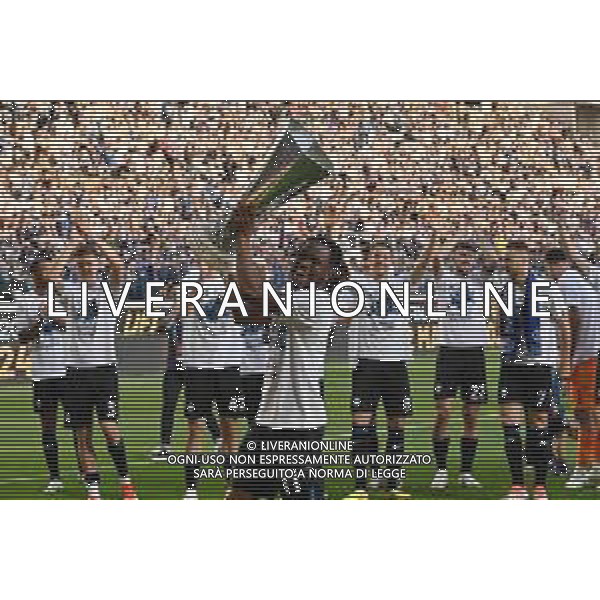TVRG Atalanta vs Torino nella foto Ademola Lookman (Atalanta) a fine gara con la coppa trofeo europa league Bergamo 26-05-2024 Gewiss Stadium Campionato Serie A TIM - 38a giornata foto Roberto Garavaglia/Agenzia Aldo Liverani sas/ AGENZIA ALDO LIVERANI SAS