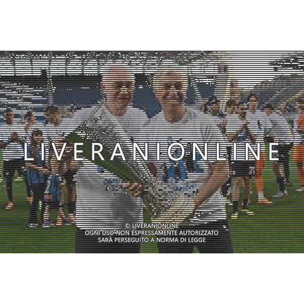 TVRG Atalanta vs Torino nella foto Antonio Percassi presidente Atalanta SX e Gian Piero Gasperini allenatore Atalanta DX a fine gara con la coppa trofeo europa league Bergamo 26-05-2024 Gewiss Stadium Campionato Serie A TIM - 38a giornata foto Roberto Garavaglia/Agenzia Aldo Liverani sas/ AGENZIA ALDO LIVERANI SAS