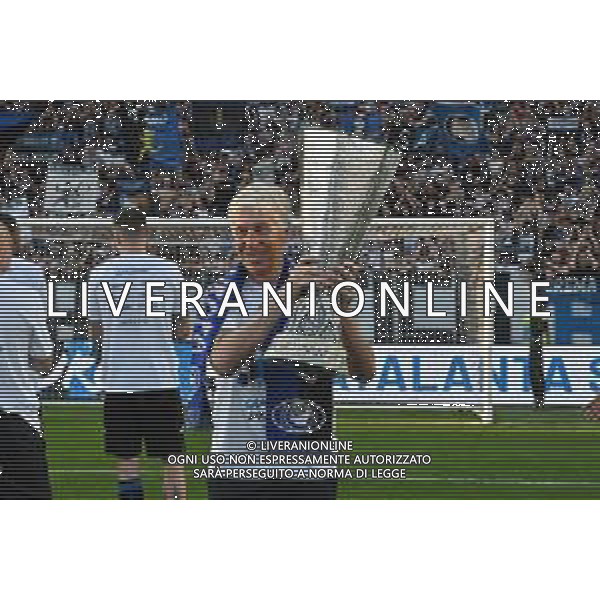 TVRG Atalanta vs Torino nella foto Gian Piero Gasperini allenatore Atalanta a fine gara con la coppa trofeo europa league Bergamo 26-05-2024 Gewiss Stadium Campionato Serie A TIM - 38a giornata foto Roberto Garavaglia/Agenzia Aldo Liverani sas/ AGENZIA ALDO LIVERANI SAS
