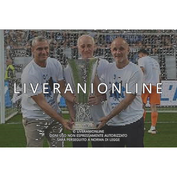 TVRG Atalanta vs Torino nella foto Antonio Percassi presidente Atalanta con i figli Stefano SX e Luca DX amministratore delegato Atalanta a fine gara con la coppa trofeo europa league Bergamo 26-05-2024 Gewiss Stadium Campionato Serie A TIM - 38a giornata foto Roberto Garavaglia/Agenzia Aldo Liverani sas/ AGENZIA ALDO LIVERANI SAS