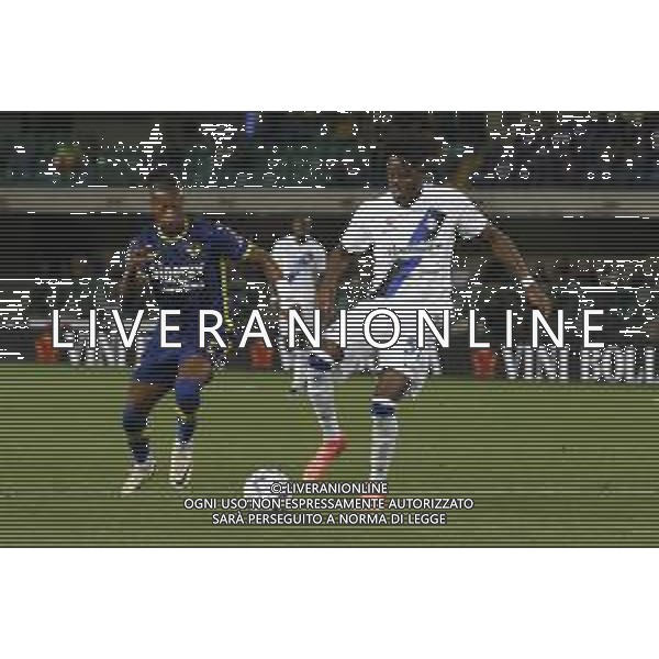 Tijjani Noslin of Hellas Verona FC battle for the ball with Yann Bisseck of Inter FC during Hellas Verona FC vs Internazionale FC, 38° Serie A Tim 2023-24 game at Marcantonio Bentegodi Stadium in Verona (VR), Italy, on May 26, 2024. (Photo by Davide Casentini) / AGENZIA ALDO LIVERANI SAS