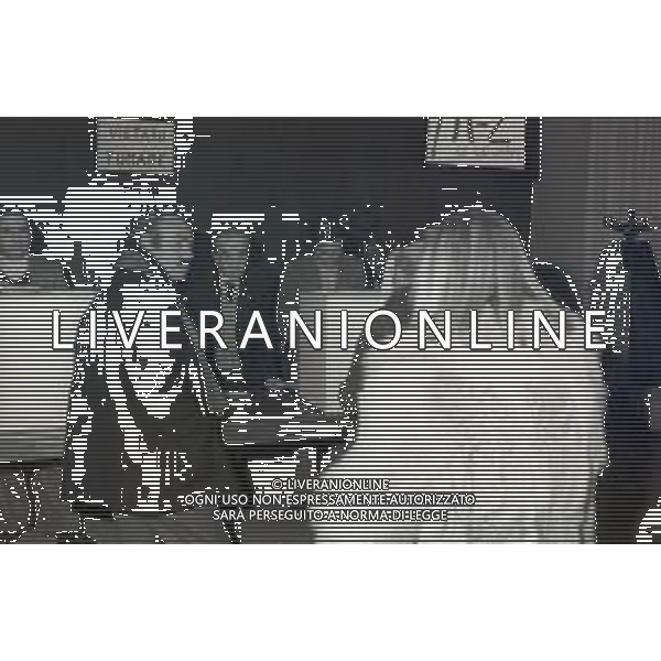 NEG-1982 MILANO VOTAZIONE PER L\'ELEZIONE DEL NUOVO PRESIDENTE DELL\'ORDINE DEGLI AVVOCATI NELLA FOTO I SEGGI E L\'AVVOCATO GIUSEPPE PRISCO AG ALDO LIVERANI SAS