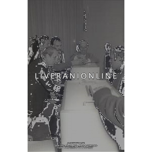 NEG-1982 MILANO VOTAZIONE PER L\'ELEZIONE DEL NUOVO PRESIDENTE DELL\'ORDINE DEGLI AVVOCATI NELLA FOTO I SEGGI E L\'AVVOCATO GIUSEPPE PRISCO AG ALDO LIVERANI SAS