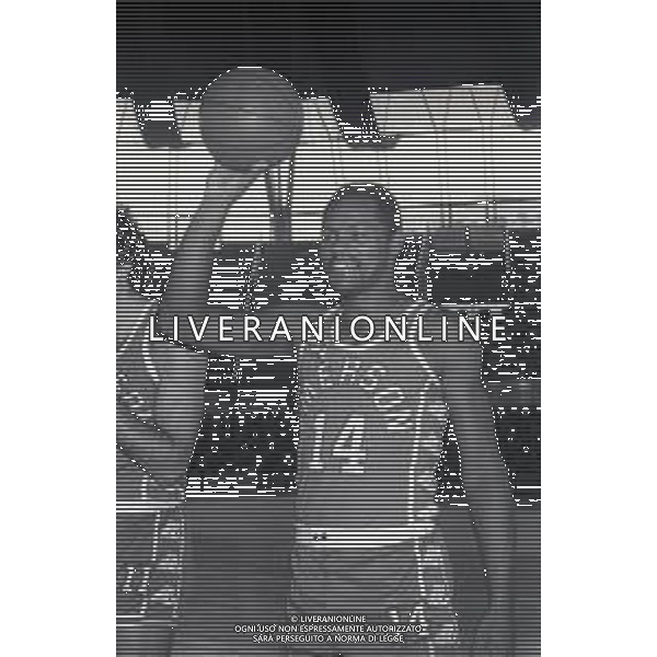 NEG-RETROSPETTIVA TIM BASSETT BASKET NELLA FOTO TIM BASSETT CON LA MAGLIA DI VARESE ANNI 1980-1982 AG ALDO LIVERANI SAS