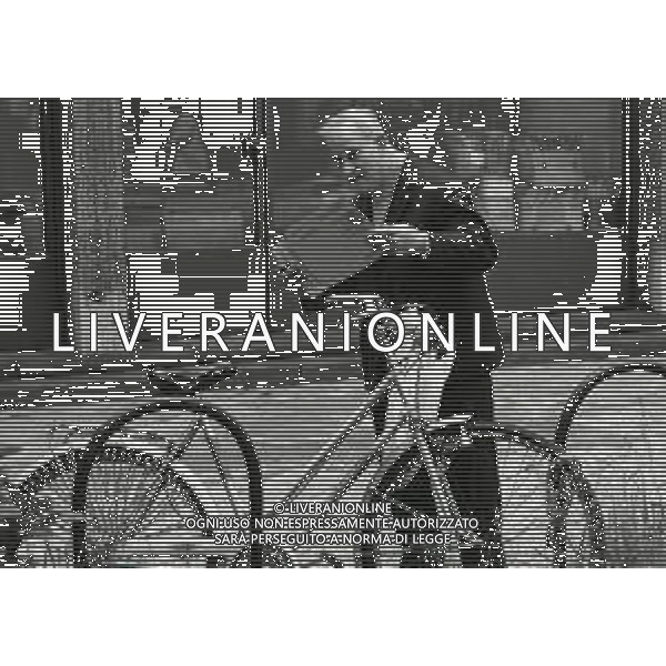 NEG- 1988 MILANO VIA BROLETTO COMUNE DI MILANO CODA PER LA CONSEGNA DEI MODULI DEL 740 AI CITTADINI MILANESI AG ALDO LIVERANI SAS