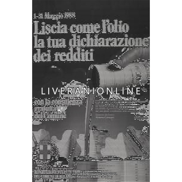NEG- 1988 MILANO VIA BROLETTO COMUNE DI MILANO CODA PER LA CONSEGNA DEI MODULI DEL 740 AI CITTADINI MILANESI AG ALDO LIVERANI SAS
