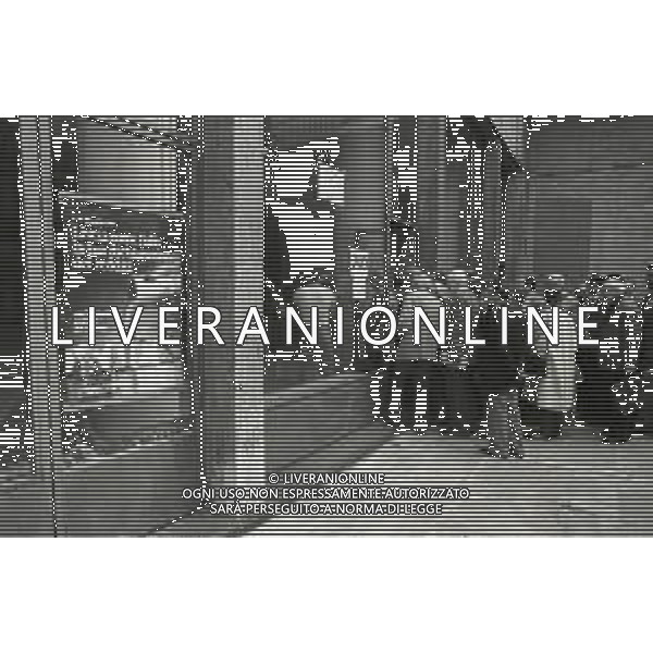 NEG- 1988 MILANO VIA BROLETTO COMUNE DI MILANO CODA PER LA CONSEGNA DEI MODULI DEL 740 AI CITTADINI MILANESI AG ALDO LIVERANI SAS
