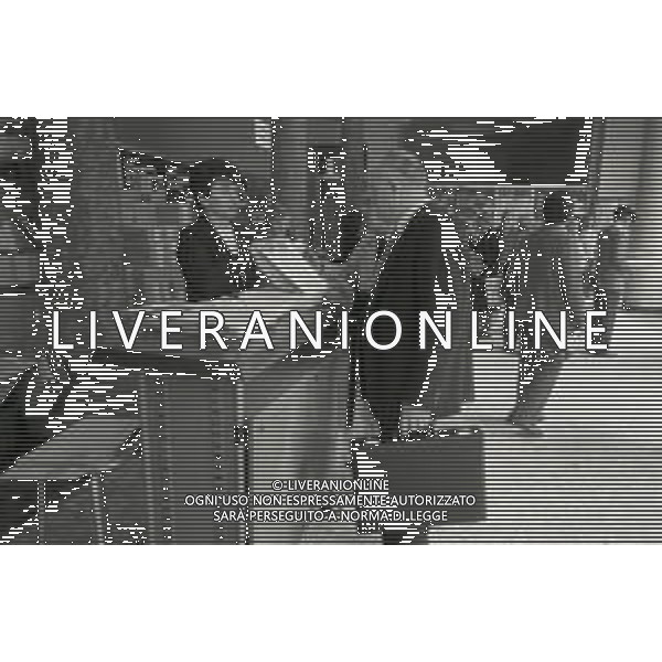 NEG- 1988 MILANO VIA BROLETTO COMUNE DI MILANO CODA PER LA CONSEGNA DEI MODULI DEL 740 AI CITTADINI MILANESI AG ALDO LIVERANI SAS