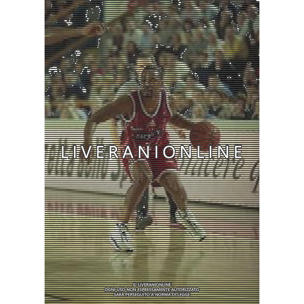 NEG-03-01-1999 REGGIO EMILIA CAMPIONATO DI BASKET SERIE A 1 ZUCCHETTI SOFTWARE REGGIO EMILIA-SONY MILANO NELLA FOTO MELVIN BOOKER AG ALDO LIVERANI SAS