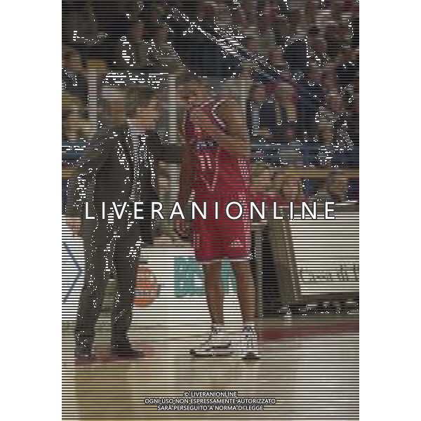 NEG-03-01-1999 REGGIO EMILIA CAMPIONATO DI BASKET SERIE A 1 ZUCCHETTI SOFTWARE REGGIO EMILIA-SONY MILANO NELLA FOTO MELVIN BOOKER CON MARCO CRESPI ALLENATORE SONY MILANO AG ALDO LIVERANI SAS