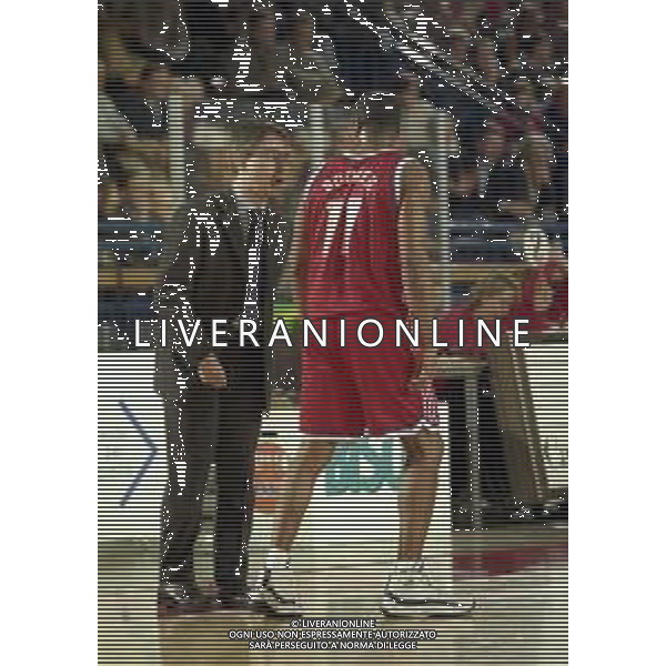 NEG-03-01-1999 REGGIO EMILIA CAMPIONATO DI BASKET SERIE A 1 ZUCCHETTI SOFTWARE REGGIO EMILIA-SONY MILANO NELLA FOTO MELVIN BOOKER CON MARCO CRESPI ALLENATORE SONY MILANO AG ALDO LIVERANI SAS