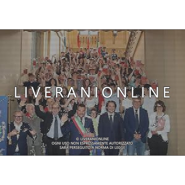 IMOLA 02 06 2024 2 GIUGNO FESTA DELLA REPUBBLICA NELLA FOTO SENATORE DANIELE MANCA SINDACO MARCO PANIERI VICE SINDACO FABRIZIO CASTELLARI NICHOLAS VACCHI FRATELLI D\'ITALIA E STUDENTI CON LA COSTITUZIONE ITALIANA REGALATA DAL SINDACO MARCO PANIERI ©SANNA / AGENZIA ALDO LIVERANI SAS