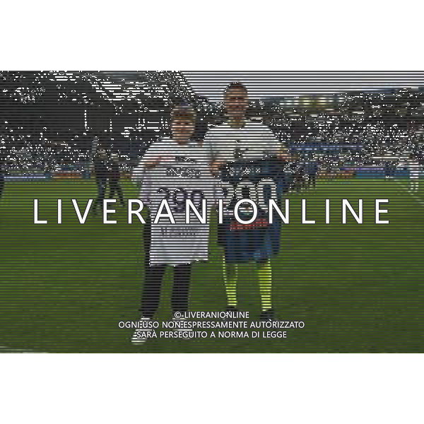 TVRG Atalanta vs Fiorentina nella foto omaggio all\'arbitro Daniele Orsato di Schio (VI), qui insieme al figlio Bergamo 02-06-2024 Gewiss Stadium Campionato Serie A TIM - recupero della 29a giornata foto Roberto Garavaglia/Agenzia Aldo Liverani sas/ AGENZIA ALDO LIVERANI SAS