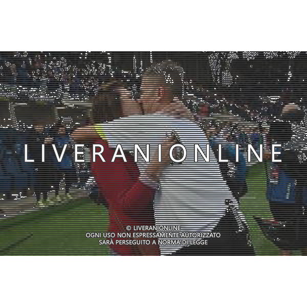 TVRG Atalanta vs Fiorentina nella foto omaggio all\'arbitro Daniele Orsato di Schio (VI), il bacio alla moglie Bergamo 02-06-2024 Gewiss Stadium Campionato Serie A TIM - recupero della 29a giornata foto Roberto Garavaglia/Agenzia Aldo Liverani sas/ AGENZIA ALDO LIVERANI SAS