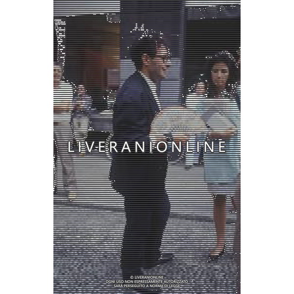 DIAP- RETROSPETTIVA ROBERTO D\'AGOSTINO GIORNALISTA-OPINIONISTA PERSONAGGIO TELEVISIVO NELLA FOTO ROBERTO D\'AGOSTINO NELL\'ANNO 1987 CON IL SUO LIBRO “COME VIVERE BENE E SENZA I COMUNISTI“ AG ALDO LIVERANI SAS