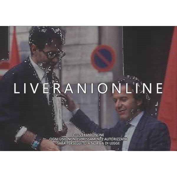 DIAP- RETROSPETTIVA ROBERTO D\'AGOSTINO GIORNALISTA-OPINIONISTA PERSONAGGIO TELEVISIVO NELLA FOTO ROBERTO D\'AGOSTINO NELL\'ANNO 1987 CON IL SUO LIBRO “COME VIVERE BENE E SENZA I COMUNISTI“ AG ALDO LIVERANI SAS