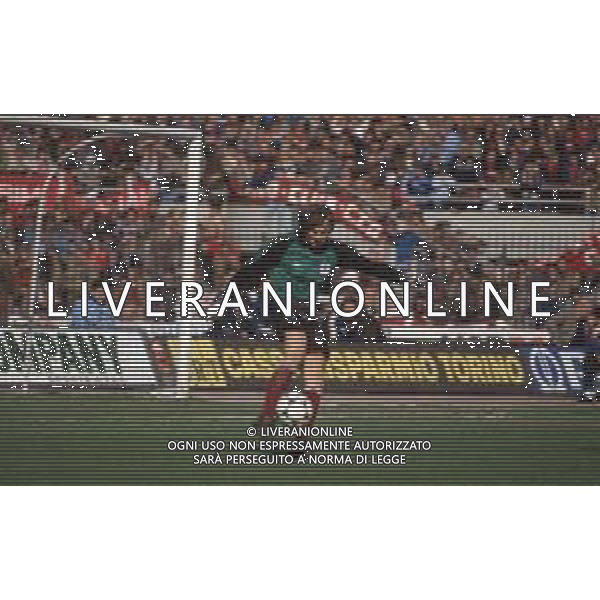 DIAP-RETROSPETTIVA SILVANO MARTINA CALCIATORE NELLA FOTO SILVANO MARTINA CON LA MAGLIA DEL TORINO CALCIO NELL\'ANNO 1984 AG ALDO LIVERANI SAS 