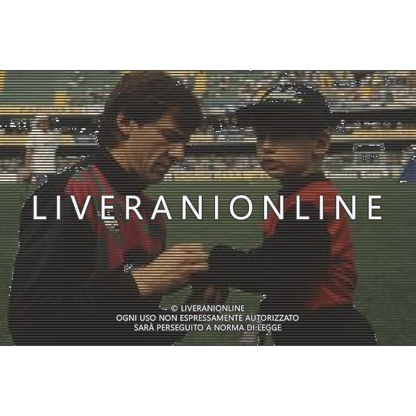 DIAP-RETROSPETTIVA SILVANO MARTINA CALCIATORE NELLA FOTO SILVANO MARTINA CON LA MAGLIA DEL VERONA CALCIO NELL\'ANNO 1990-1991 E IL FIGLIO AG ALDO LIVERANI SAS 