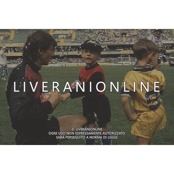 DIAP-RETROSPETTIVA SILVANO MARTINA CALCIATORE NELLA FOTO SILVANO MARTINA CON LA MAGLIA DEL VERONA CALCIO NELL\'ANNO 1990-1991 E IL FIGLIO AG ALDO LIVERANI SAS