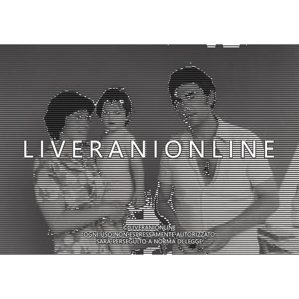 NEG-RETROSPETTIVA FAMIGLIA RAMPI VERMICINO NELLA FOTO IL PAPA\' FERDINANDO LA MAMMA FRANCA BIZZARRI E IL FRATELLINO RICCARDO DOPO L\'INCIDENTE AVVENUTO A GIUGNO CON LA PERDITA DEL FIGLIO ALFREDINO CADUTO IN UN POZZO ARTESIANO ANNO 1981 FOTO ENRICO LIVERANI-AG ALDO LIVERANI SAS