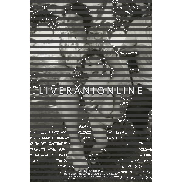 NEG-RETROSPETTIVA FAMIGLIA RAMPI VERMICINO NELLA FOTO IL PAPA\' FERDINANDO LA MAMMA FRANCA BIZZARRI E IL FRATELLINO RICCARDO DOPO L\'INCIDENTE AVVENUTO A GIUGNO CON LA PERDITA DEL FIGLIO ALFREDINO CADUTO IN UN POZZO ARTESIANO ANNO 1981 FOTO ENRICO LIVERANI-AG ALDO LIVERANI SAS