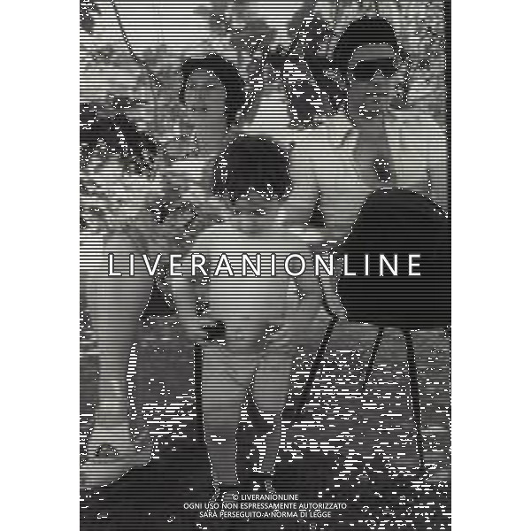 NEG-RETROSPETTIVA FAMIGLIA RAMPI VERMICINO NELLA FOTO IL PAPA\' FERDINANDO LA MAMMA FRANCA BIZZARRI E IL FRATELLINO RICCARDO DOPO L\'INCIDENTE AVVENUTO A GIUGNO CON LA PERDITA DEL FIGLIO ALFREDINO CADUTO IN UN POZZO ARTESIANO ANNO 1981 FOTO ENRICO LIVERANI-AG ALDO LIVERANI SAS