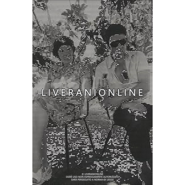 NEG-RETROSPETTIVA FAMIGLIA RAMPI VERMICINO NELLA FOTO IL PAPA\' FERDINANDO LA MAMMA FRANCA BIZZARRI E IL FRATELLINO RICCARDO DOPO L\'INCIDENTE AVVENUTO A GIUGNO CON LA PERDITA DEL FIGLIO ALFREDINO CADUTO IN UN POZZO ARTESIANO ANNO 1981 FOTO ENRICO LIVERANI-AG ALDO LIVERANI SAS