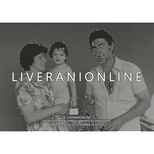 NEG-RETROSPETTIVA FAMIGLIA RAMPI VERMICINO NELLA FOTO IL PAPA\' FERDINANDO LA MAMMA FRANCA BIZZARRI E IL FRATELLINO RICCARDO DOPO L\'INCIDENTE AVVENUTO A GIUGNO CON LA PERDITA DEL FIGLIO ALFREDINO CADUTO IN UN POZZO ARTESIANO ANNO 1981 FOTO ENRICO LIVERANI-AG ALDO LIVERANI SAS