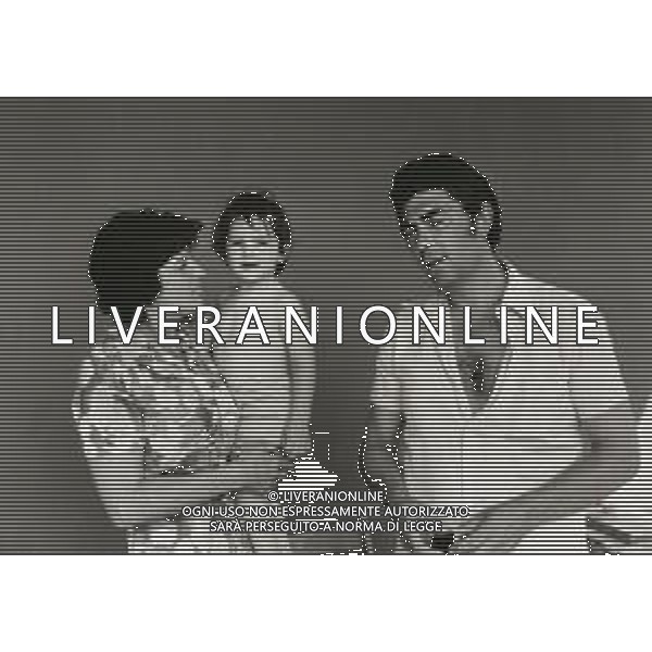 NEG-RETROSPETTIVA FAMIGLIA RAMPI VERMICINO NELLA FOTO IL PAPA\' FERDINANDO LA MAMMA FRANCA BIZZARRI E IL FRATELLINO RICCARDO DOPO L\'INCIDENTE AVVENUTO A GIUGNO CON LA PERDITA DEL FIGLIO ALFREDINO CADUTO IN UN POZZO ARTESIANO ANNO 1981 FOTO ENRICO LIVERANI-AG ALDO LIVERANI SAS