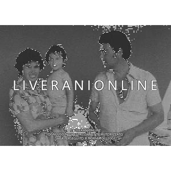 NEG-RETROSPETTIVA FAMIGLIA RAMPI VERMICINO NELLA FOTO IL PAPA\' FERDINANDO LA MAMMA FRANCA BIZZARRI E IL FRATELLINO RICCARDO DOPO L\'INCIDENTE AVVENUTO A GIUGNO CON LA PERDITA DEL FIGLIO ALFREDINO CADUTO IN UN POZZO ARTESIANO ANNO 1981 FOTO ENRICO LIVERANI-AG ALDO LIVERANI SAS