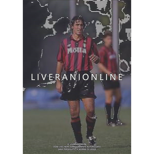 RETROSPETTIVA FERNANDO DE NAPOLI NELLA FOTO FERNANDO DE NAPOLI CON LA MAGLIA DEL MILAN AG ALDO LIVERANI SAS